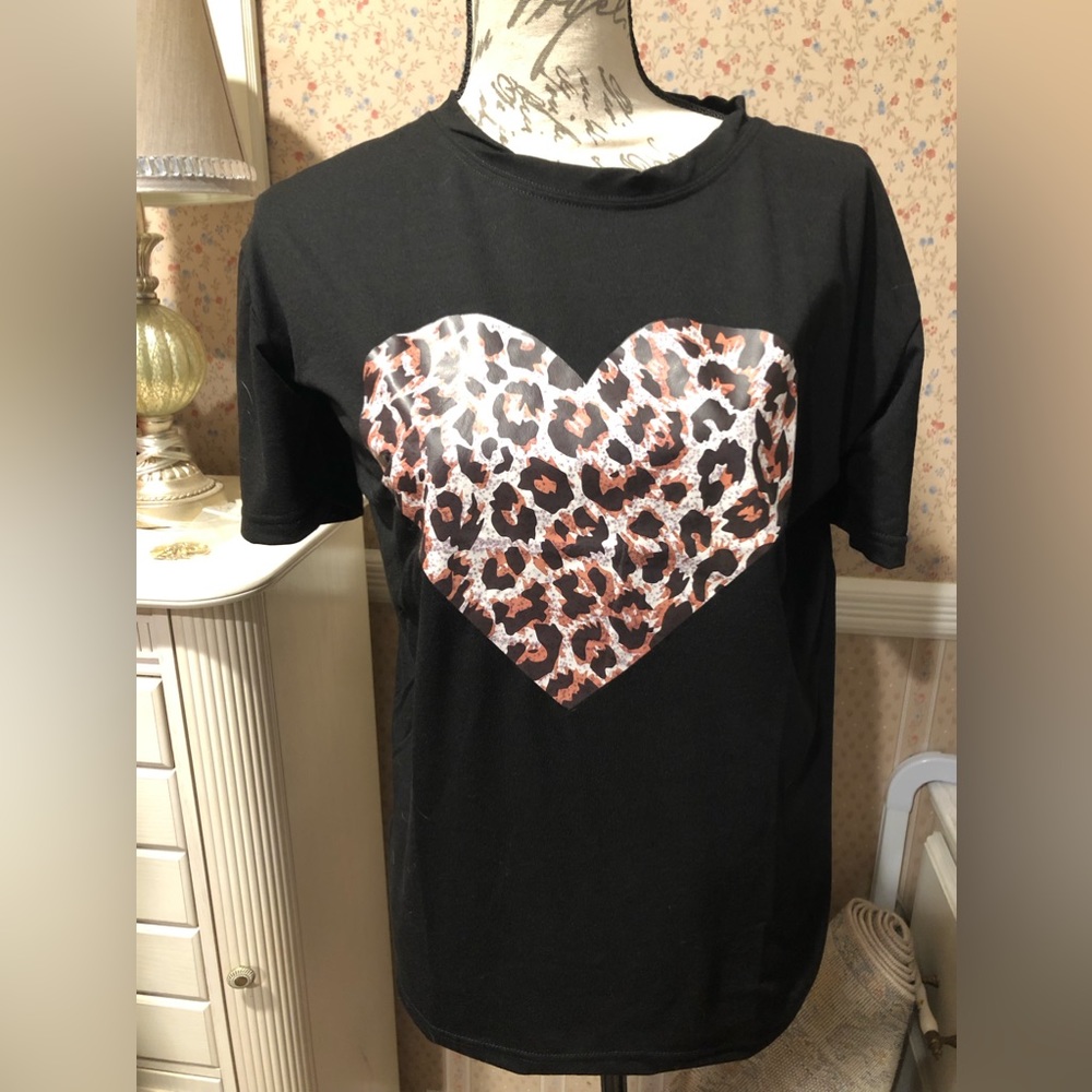 Black Graphic Cheetah Heart Print Tee Shirt NWOT